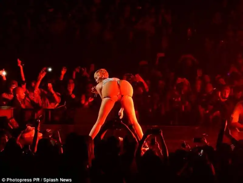 miley cyrus twerking con un culone finto 3