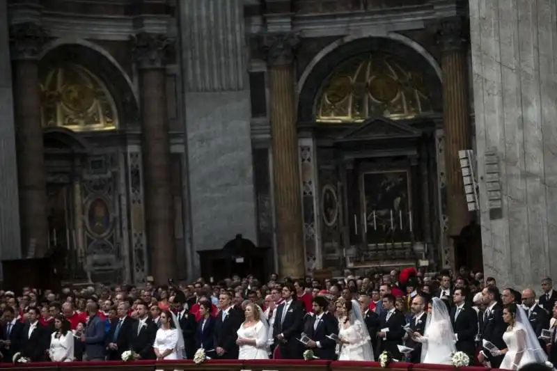 papa bergoglio sposa venti coppie di conviventi a san pietro  10