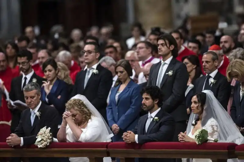 papa bergoglio sposa venti coppie di conviventi a san pietro  11