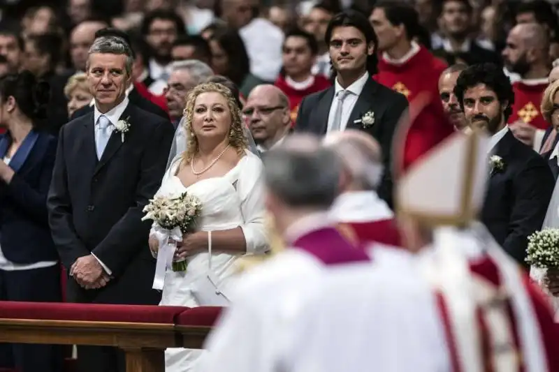 papa bergoglio sposa venti coppie di conviventi a san pietro  13