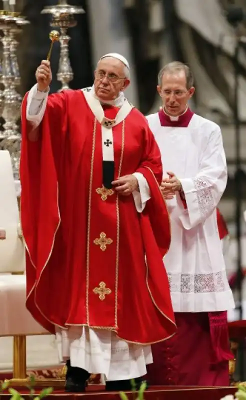 papa bergoglio sposa venti coppie di conviventi a san pietro  2