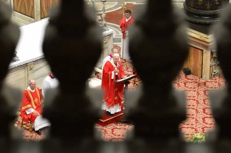 papa bergoglio sposa venti coppie di conviventi a san pietro  5