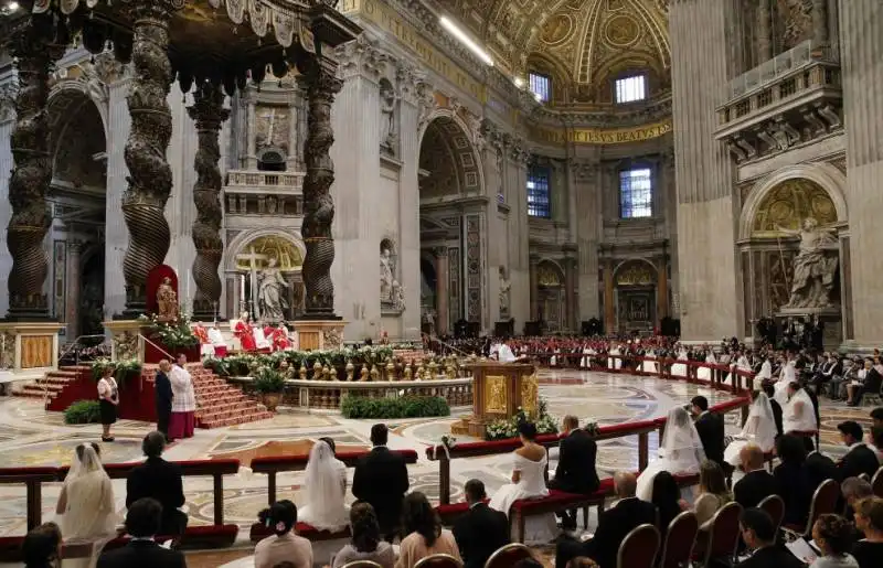 papa bergoglio sposa venti coppie di conviventi a san pietro  7