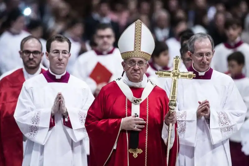 papa bergoglio sposa venti coppie di conviventi a san pietro  8