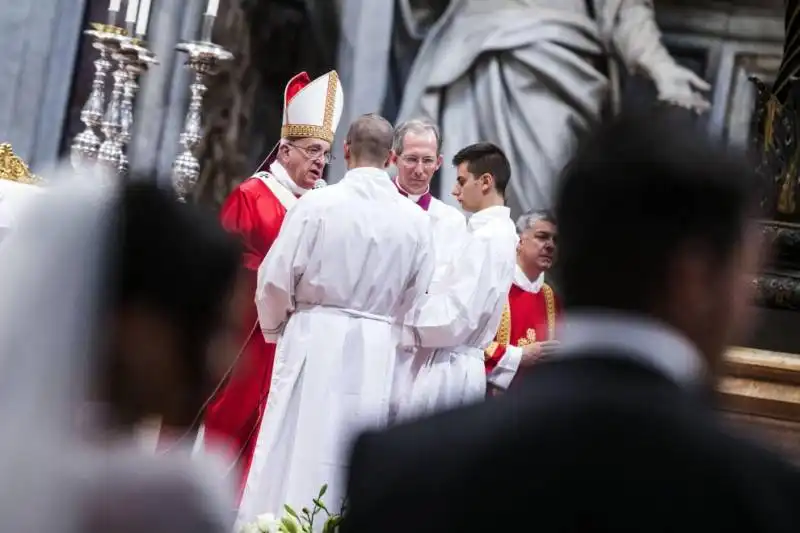 papa bergoglio sposa venti coppie di conviventi a san pietro  9