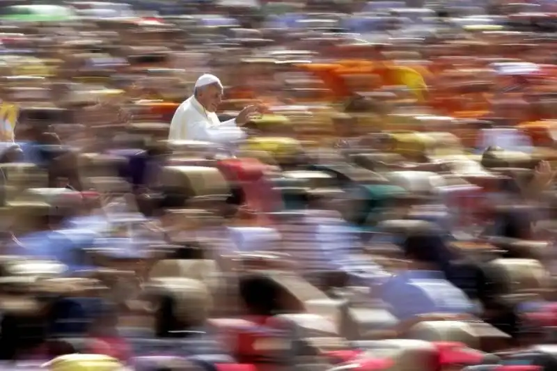 papa francesco arriva a piazza san pietro