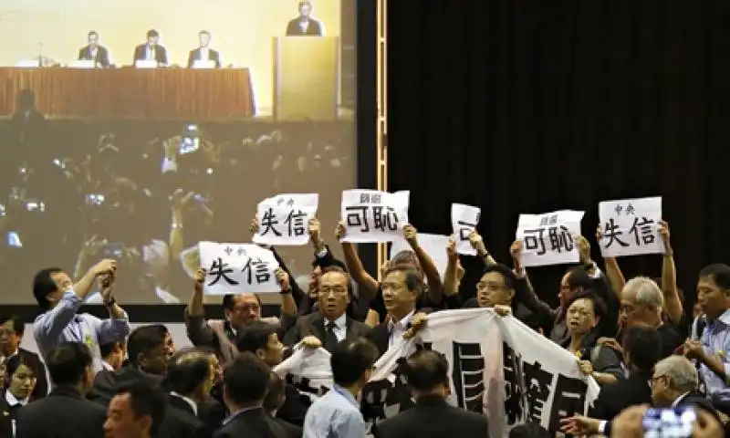 parlamentari pro democrazia protestano ad hong kong