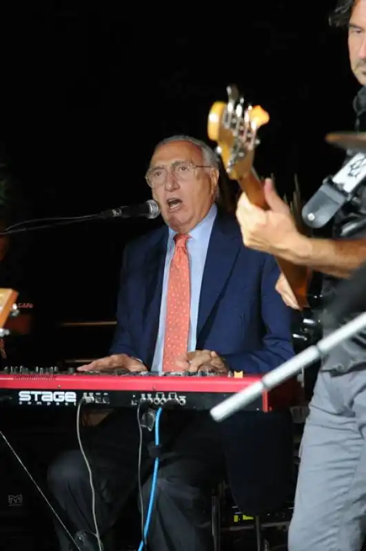 pippo baudo al piano