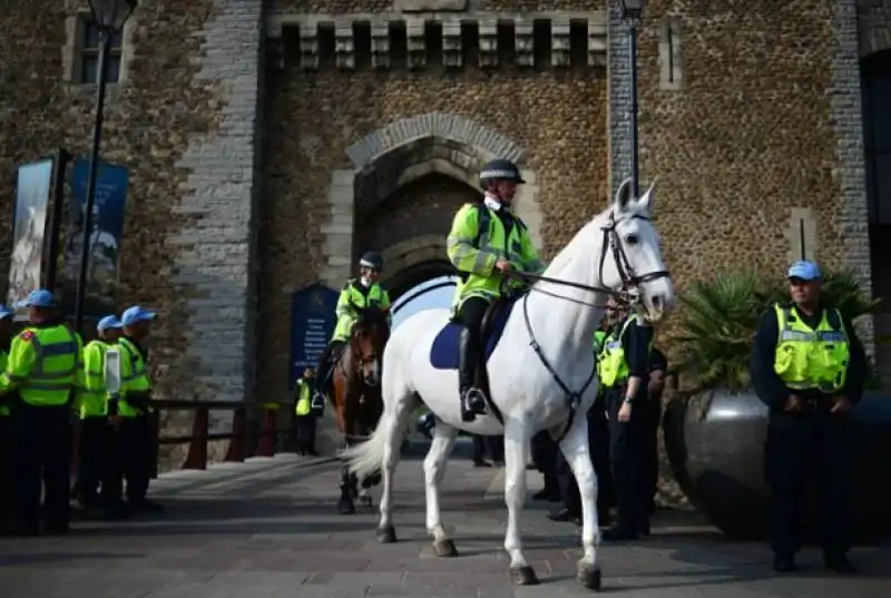 poliziotto a cavallo per il summit nato