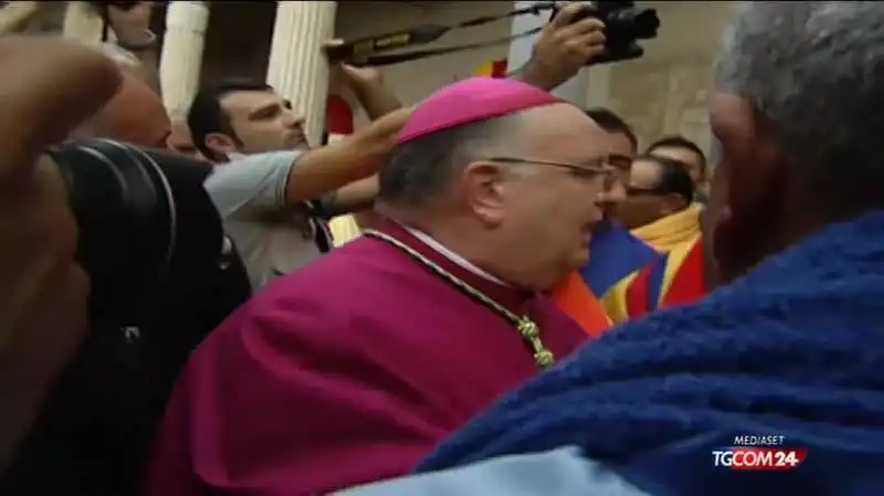 PROCESSIONE SALERNO CONTESTATO IL VESCOVO