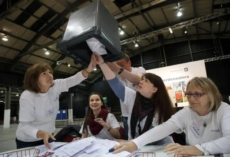 referendum in scozia   le operazioni di voto  15