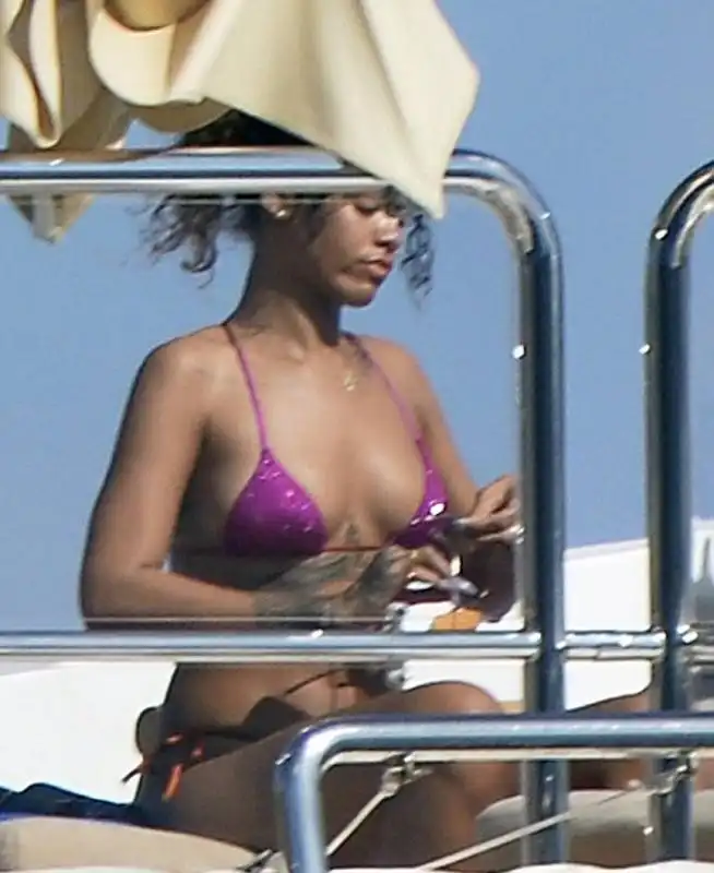 rihanna hot in italia 11