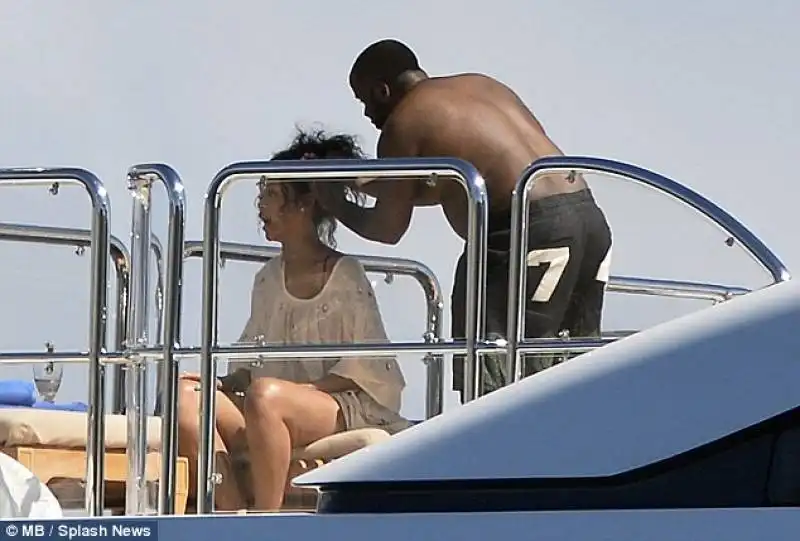 rihanna hot in italia 12