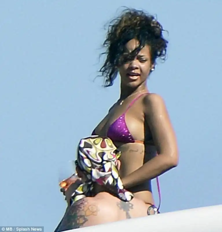 rihanna hot in italia 3