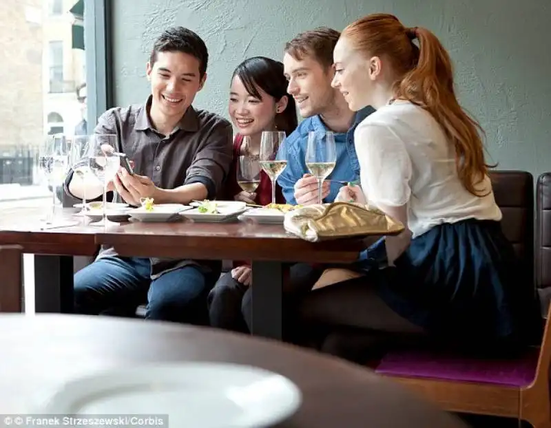 SMARTPHONE RAGAZZI RISTORANTE TEENAGER TELEFONO