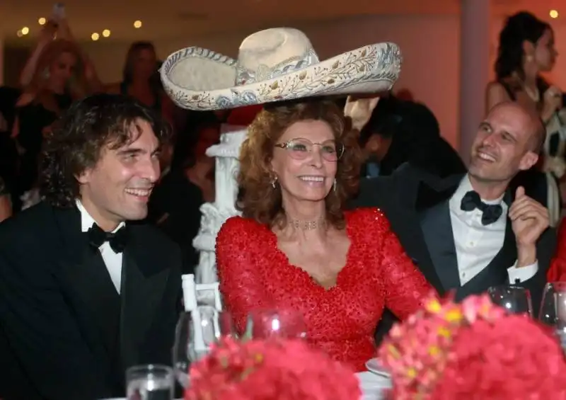 sophia loren con il sombrero messo dai figli carlo ed edoardo ponti