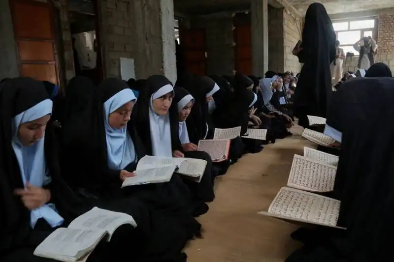 studentesse afgane leggono il libro sacro