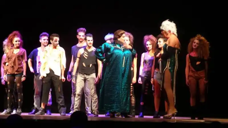 teatro nuovo di milano   spettacolo di travestiti de la cesira  4