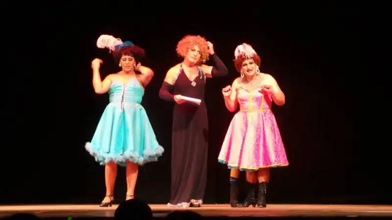 teatro nuovo di milano   spettacolo di travestiti de la cesira  8