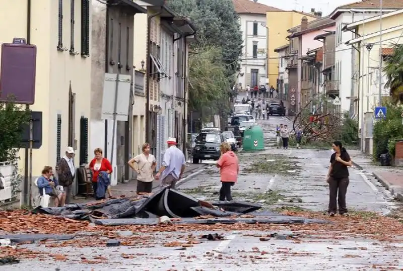 tromba d'aria e grandine a firenze    1