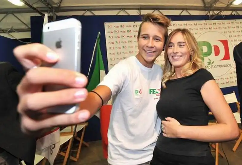 tutti selfie con maria elena boschi