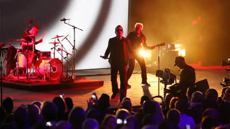 u2 suonano all evento apple