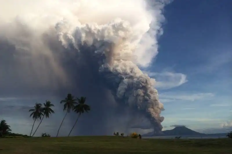 vulcano erutta in nuova guinea