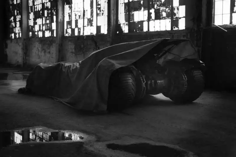 Zack Snyder  TWITTA LA FOTO DELLA NUOVA BATMOBILE