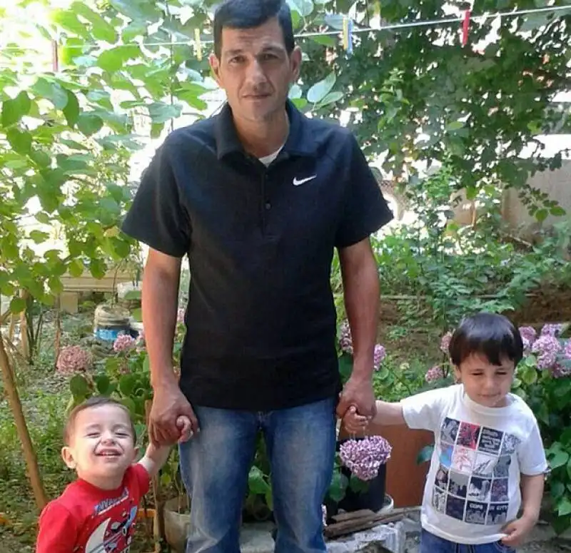 ABDULLAH KURDI CON I FIGLI AYLAN E GALIP