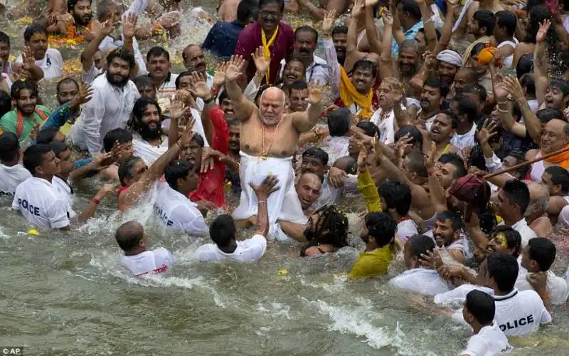 abluzioni al fiume godavari per i kumbh mela