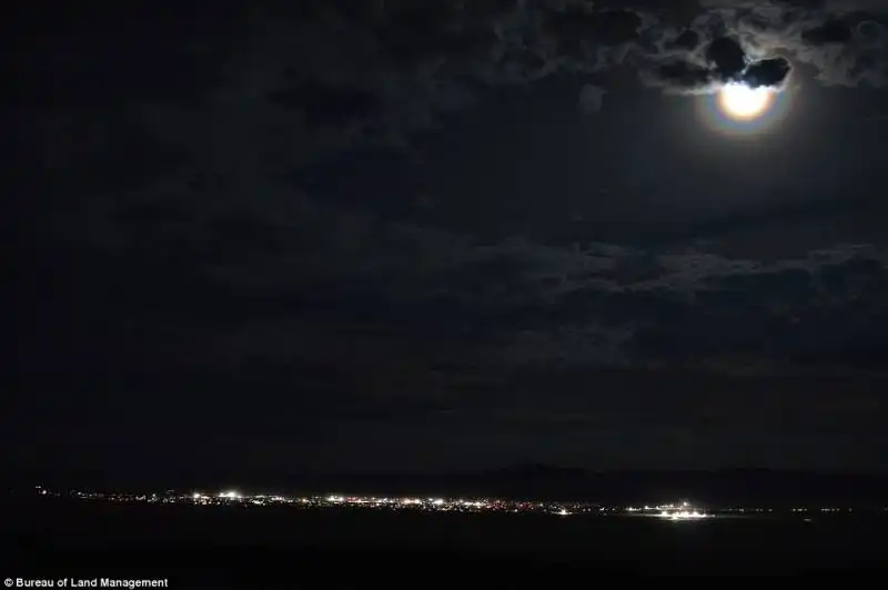 arcobaleno intorno alla luna dopo la tempesta di sabbia