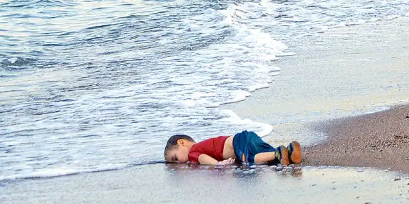 aylan kurdi sulla spiaggia di 