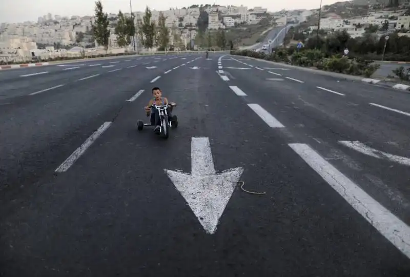  bambino sul triciclo durante lo yom kippur