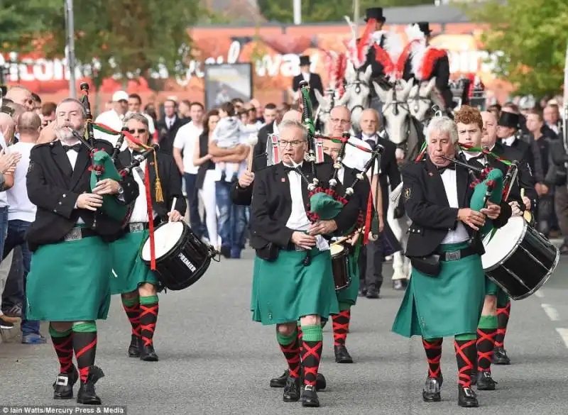 banda di cornamuse per il funerale di paul massey