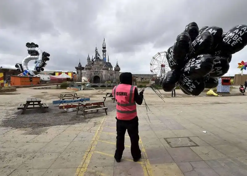 banksy dismaland  2