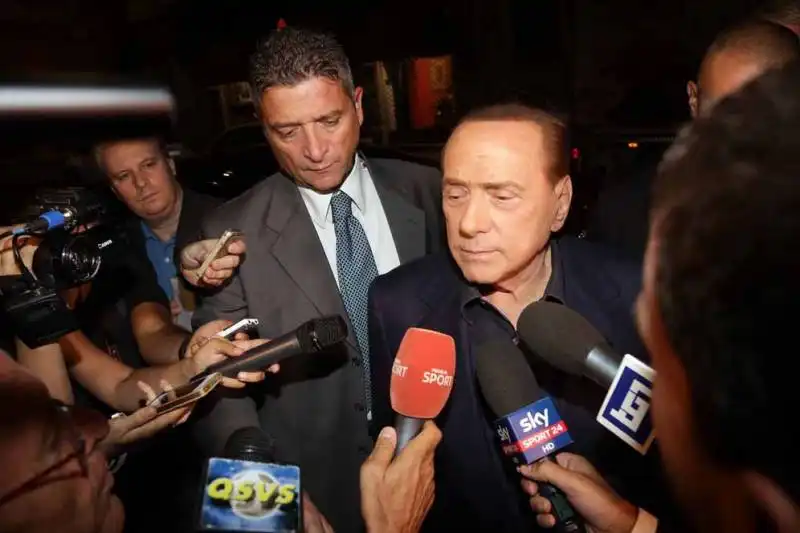 berlusconi   al compleanno di licia ronzulli     