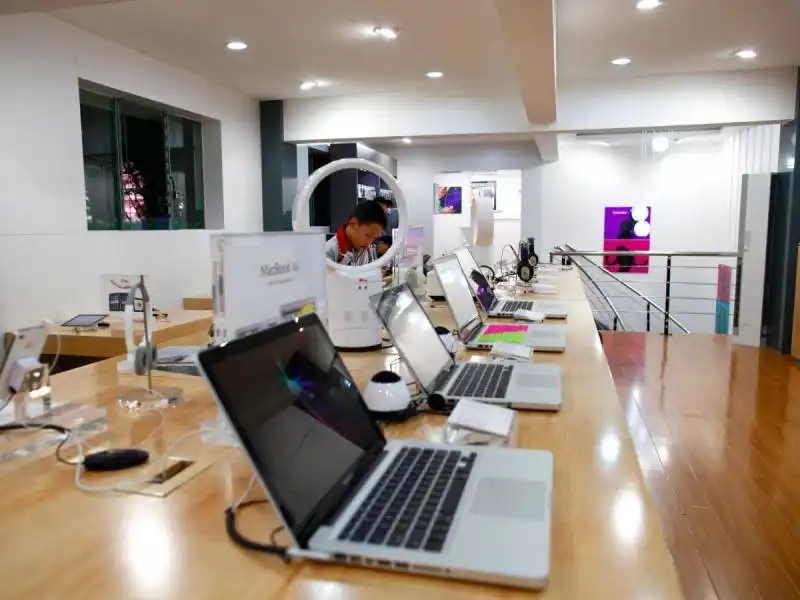 computer in esposizione al finto apple store di kunming