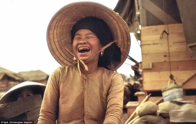 donna vietnamita con denti neri con il betel