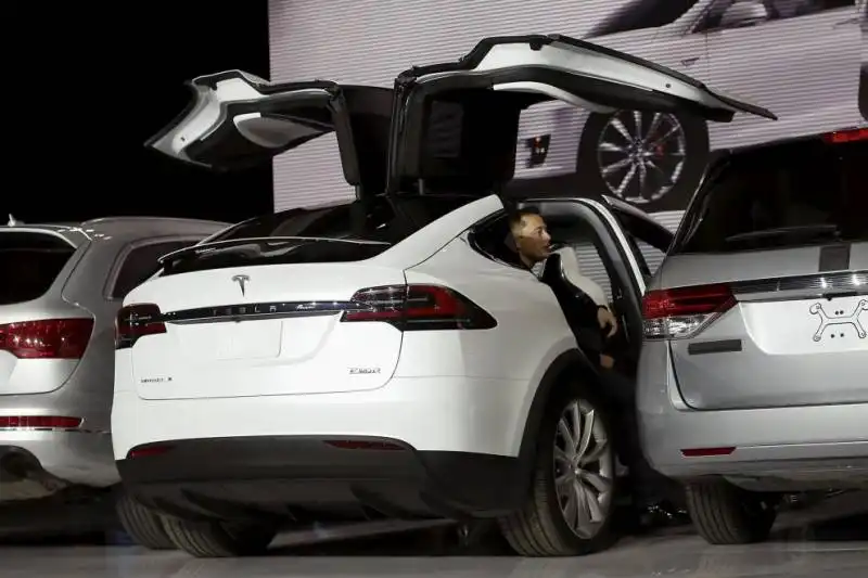 elon musk sulla tesla model x