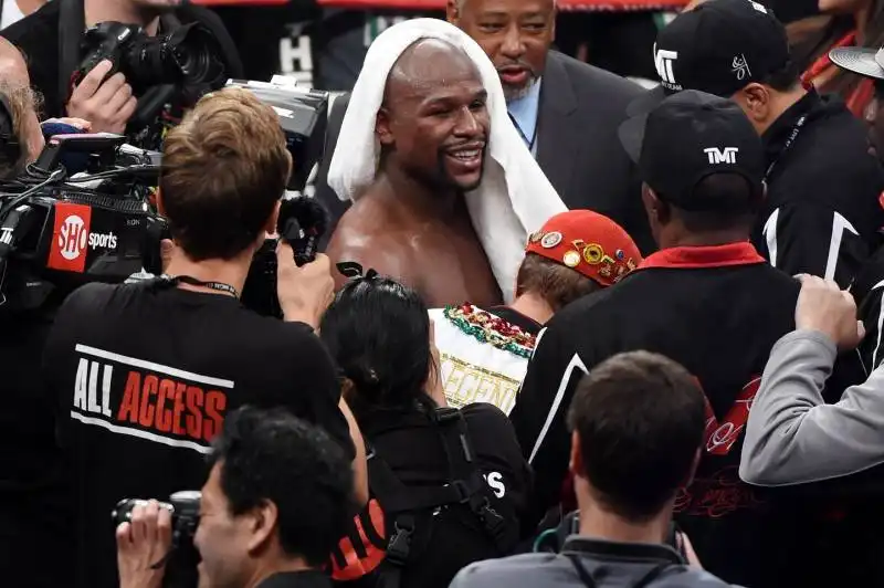 Floyd Mayweather batte l'haitiano Berto   age