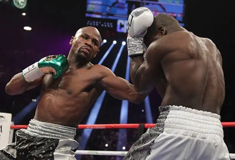 Floyd Mayweather batte l'haitiano Berto  age