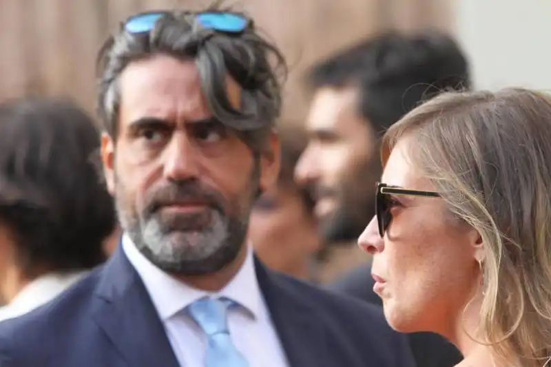 francesco bonifazi con capello sbarazzino e maria elena boschi