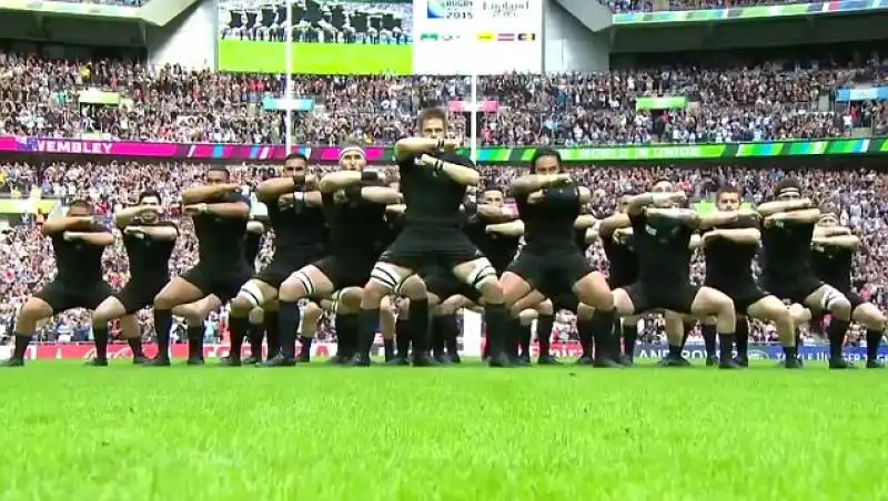 gli all blacks nella nuva haka a forma di freccia