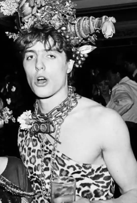 hugh grant vestito  da leopardo a oxford