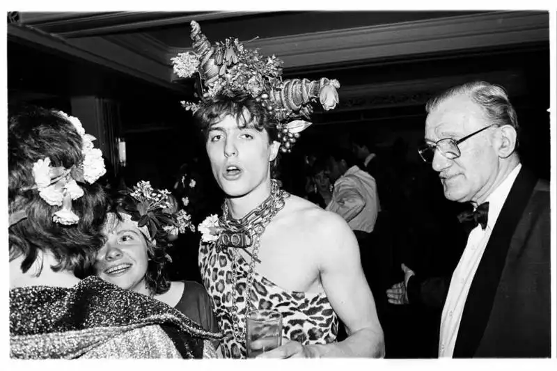 hugh grant vestito da leopardo piers gaveston a oxford