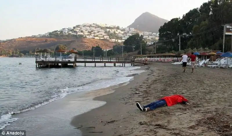 il corpo di un migrante sulla spiaggia di bodrum   turchia