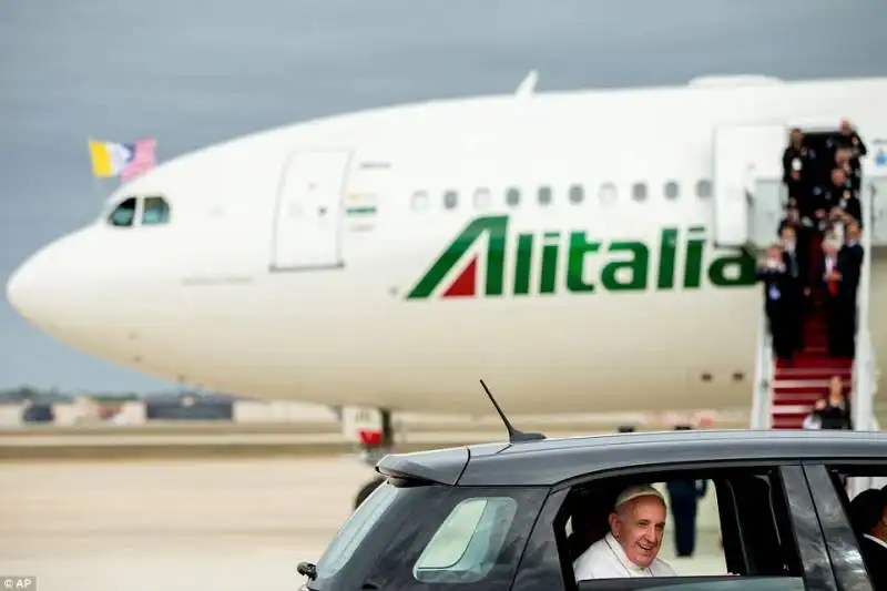 il papa sulla 500 in aeroporto