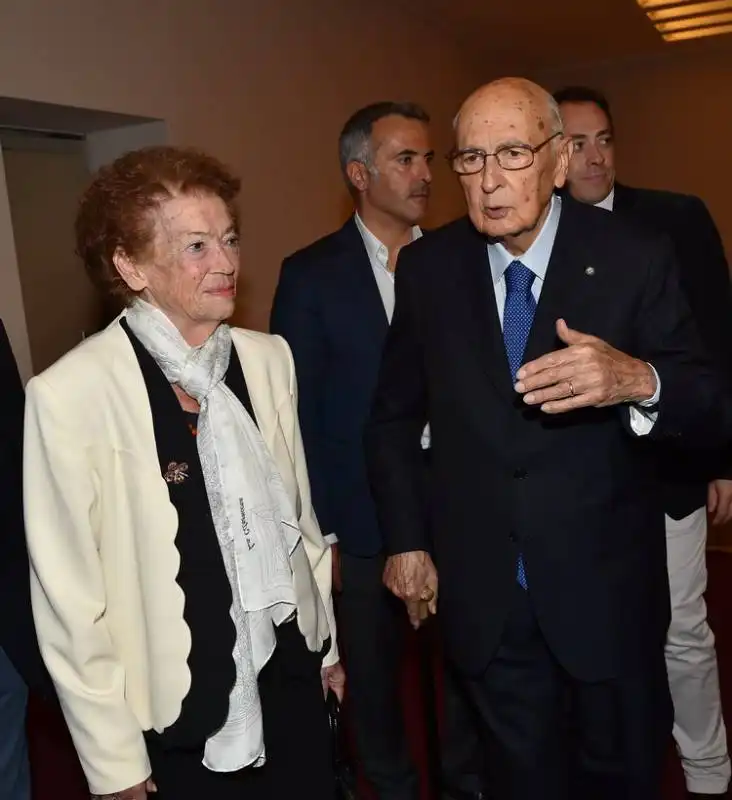 il presidente emerito napolitano con la moglie clio