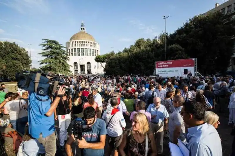 il pubblico della manifestazione antimafia capitale