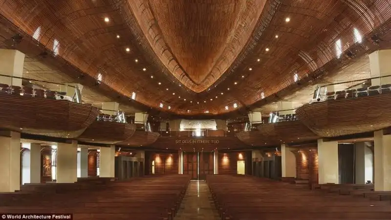 interno della chiesa cattolica di stella maris   jakarta